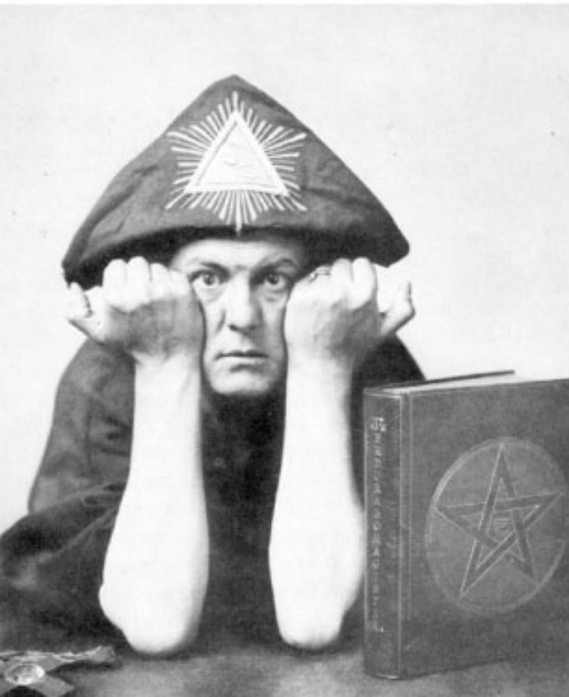 Illustration for article titled 10 Bizarre Theories About The Pyramids That DON'T Involve Aliens